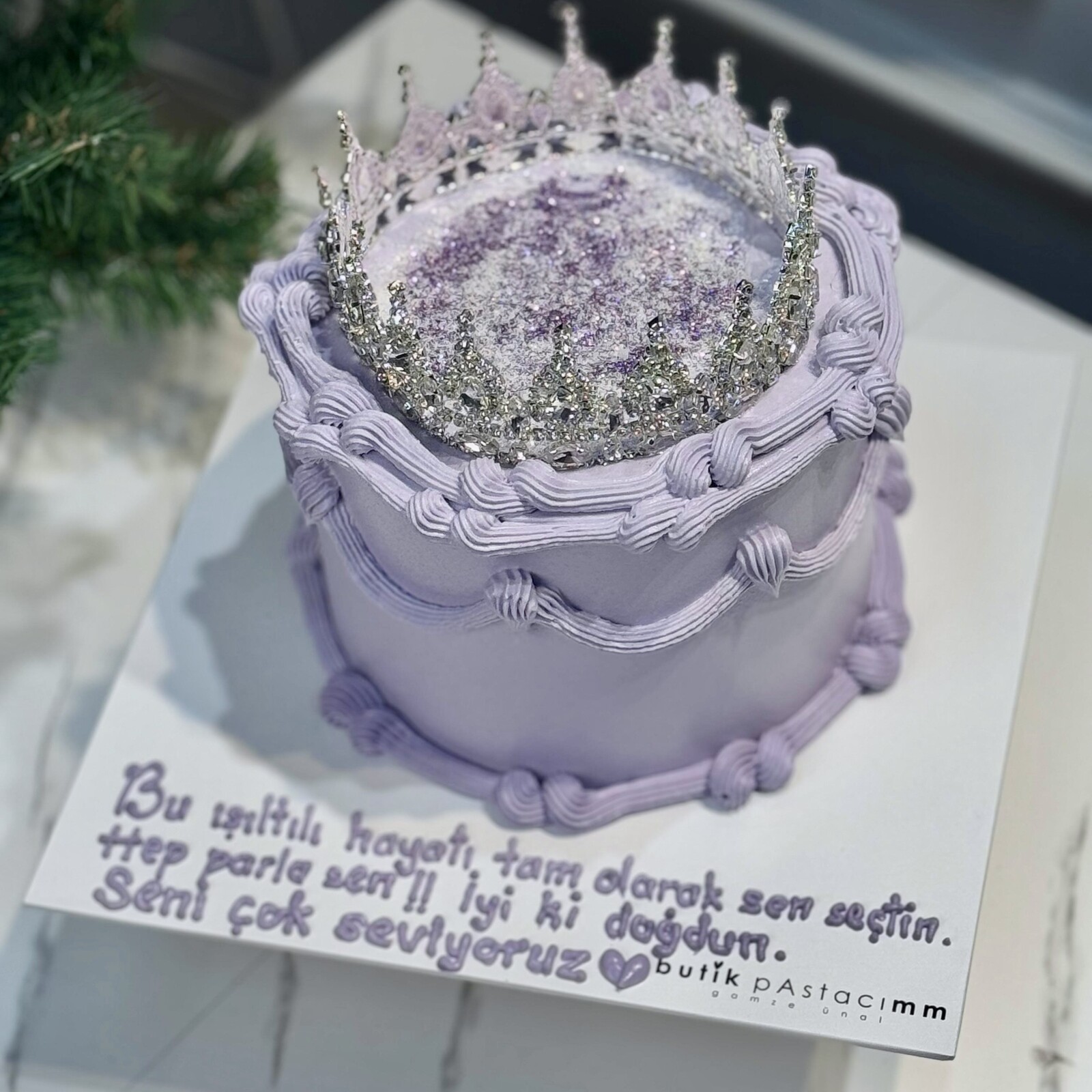 Üfleyince Etrafa Sim Saçılan Lila Taçlı Pasta (Simli Pasta Üfleme)