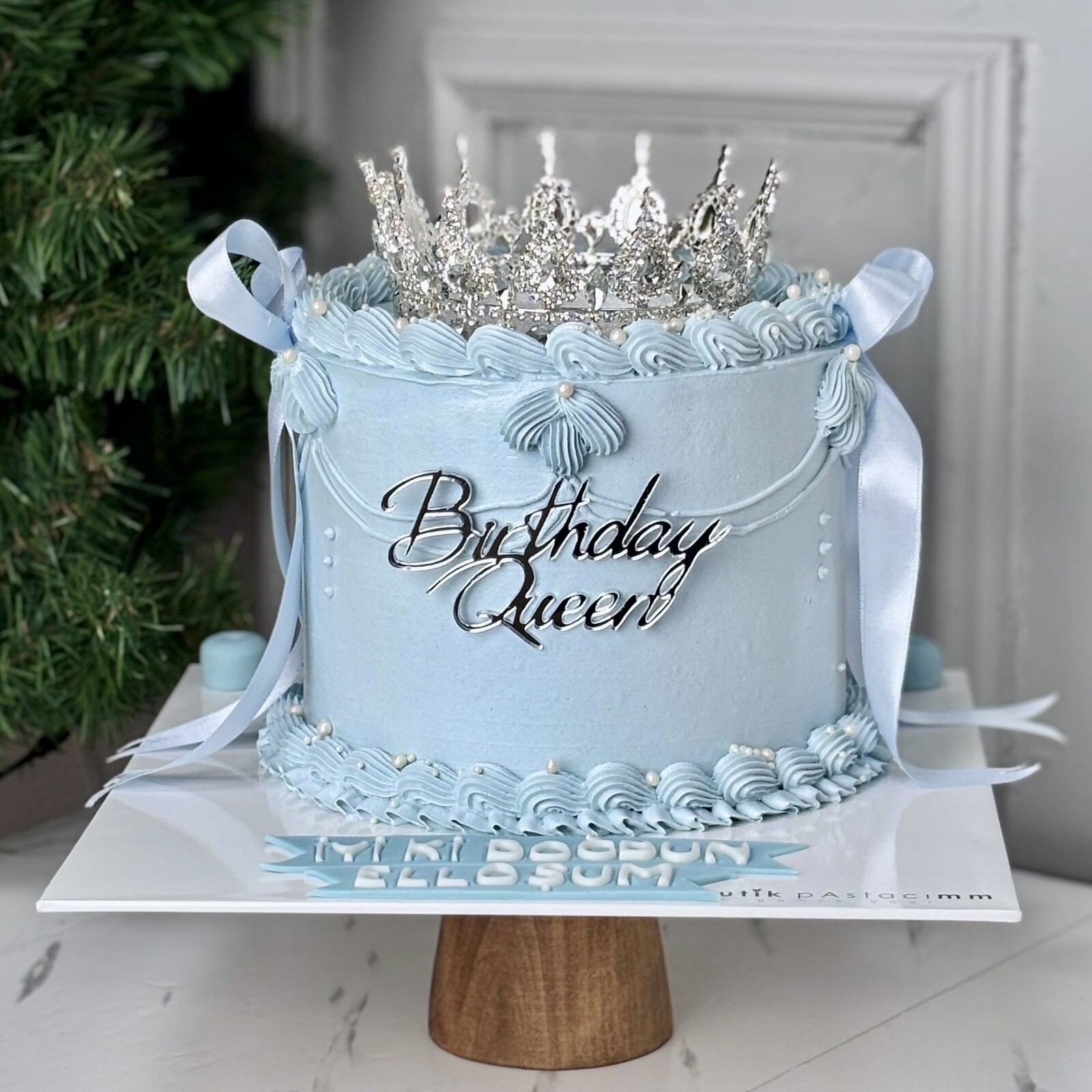 Üfleyince Etrafa Sim Saçılan Mavi Taçlı Pasta (Simli Pasta Üfleme)