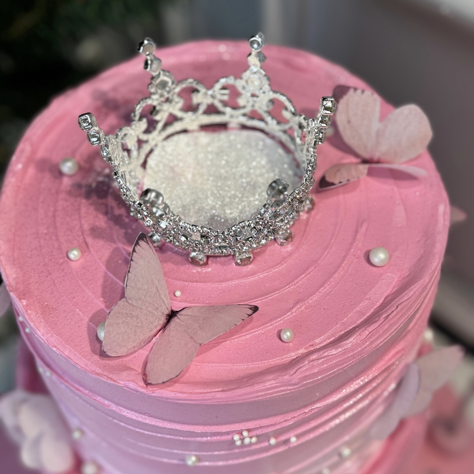 Üfleyince Etrafa Sim Saçılan Pembe Kelebekli Taçlı Pasta