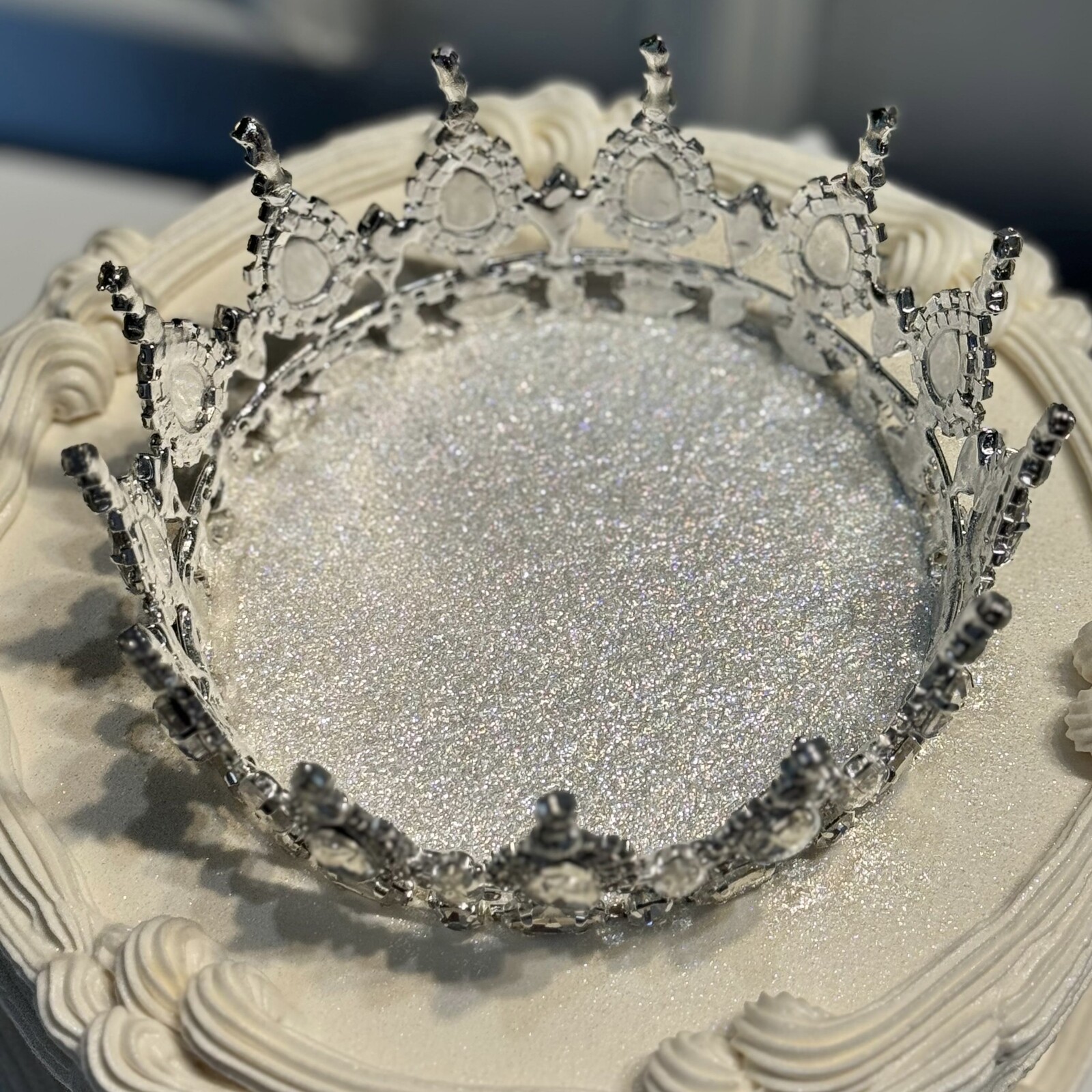 Üfleyince Etrafa Sim Saçılan Taçlı Pasta