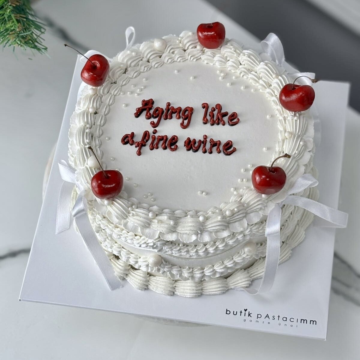 Vintage Dizayn Kirazlı Kurdeleli Beyaz Pasta