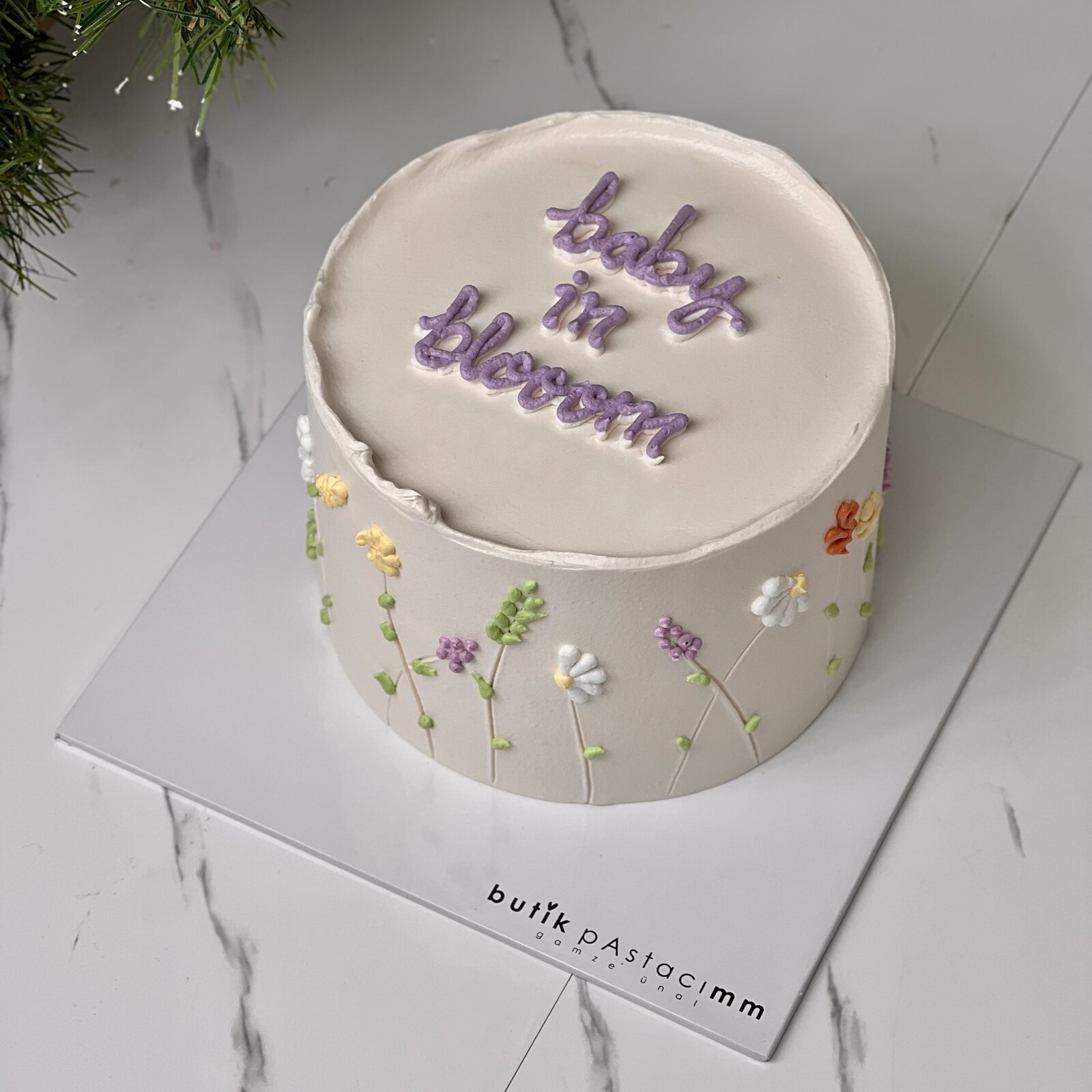 Zarif Çiçek Çizimli Yazılı Pasta