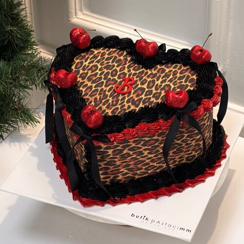 Leoparlı Kalpli Pasta
