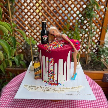 Bayılan Kusan Kız Tasarımlı Pasta