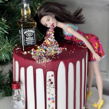 Bayılan Kusan Kız Tasarımlı Pasta