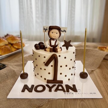 Bebek Figürlü Bir Yaş Pasta