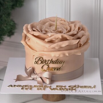 Bej Gül Şeker Hamurlu Pasta