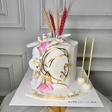 Beyaz Temalı Kadın Siluetli Tasarım Pasta