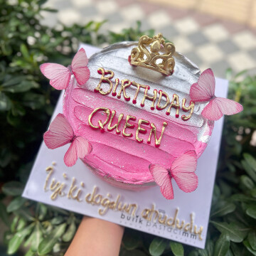 Birthday Queen Kelebekli Yazılı Pasta