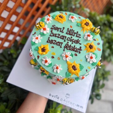Çiçek Çizimli ve Arı Detaylı Yazılı Pasta