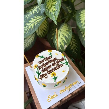 Çiçek Detaylı Anne Pastası