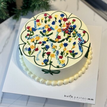 Çiçek Dizaynlı Kremalı Pasta