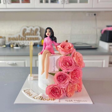 Çiçekli Kişiye Özel Figürlü Pasta