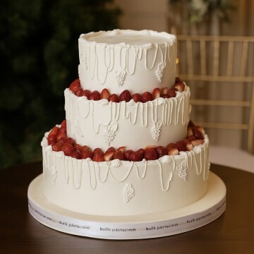 Çilek Süslemeli Kremalı Nişan Pastası