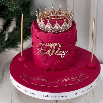 Fuşya Kalp Süslemeli Taçlı Pasta