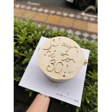 Gold Yazılı Şık Pasta