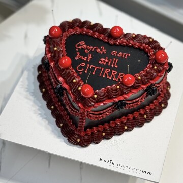 Kiraz Detaylı Kırmızı Siyah Yazılı Vintage Pasta