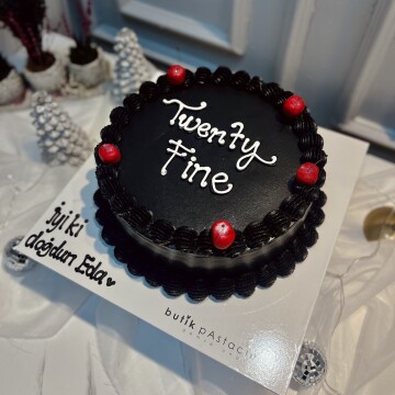 Kiraz Detaylı Yazılı Pasta