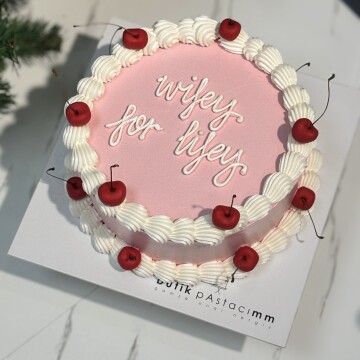 Kiraz Detaylı Yazılı Pasta