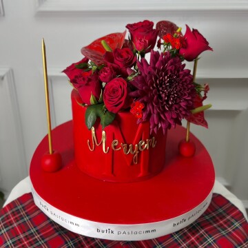 Kırmızı Çiçek Demetli Pasta