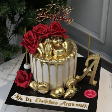 Kırmızı Çiçekli Gold Detaylı Tasarım Pasta