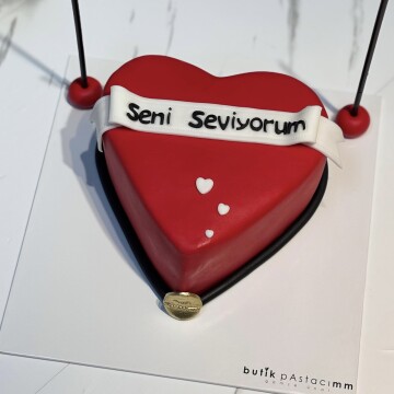 Kırmızı Kalpli Pasta