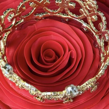 Kırmızı Taçlı Tasarım Pasta (Gül Dizayn)