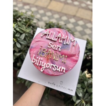 Komik Yazılı Pasta