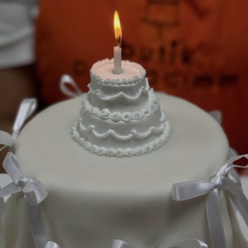 Kurdeleli Beyaz Pasta