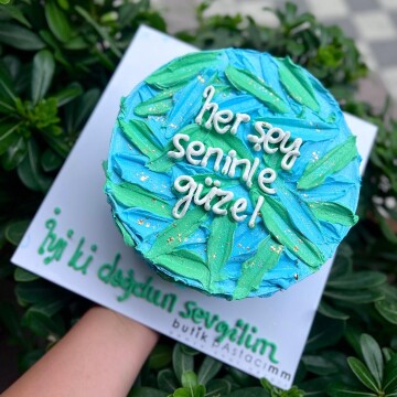 Mavi ve Yeşil Krema Darbeli Yazılı Pasta