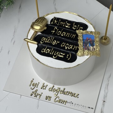 Mikrofon Detaylı Siyah Şeritli Gold Yazılı Pasta