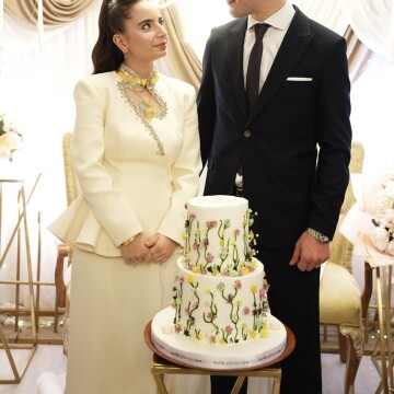 Mini Çiçekli Zarif Nişan Pastası