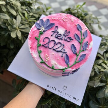 Pembe Çiçek Detaylı Yazılı Yeni Yıl Pastası