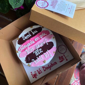 Pembe Geçişli Yazılı Pasta