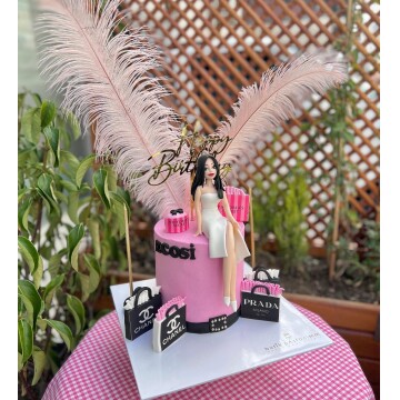 Pembe Tüylü Kişiye Özel Figürlü Pasta