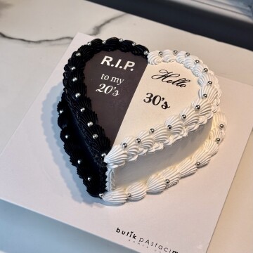 Siyah-Beyaz Eğlenceli 30 Yaş Pastası