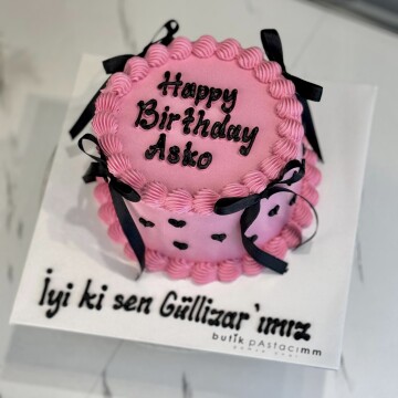 Siyah Kurdele Detaylı Pembe Yazılı Pasta