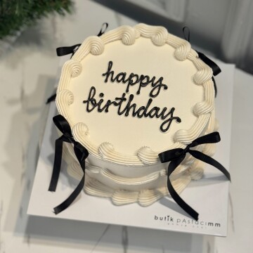 Siyah Kurdele Detaylı Yazılı Pasta