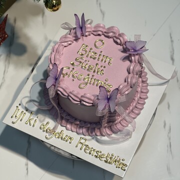 Süslü Çiçeğimiz Yazılı Pembe Kurdeleli Pasta