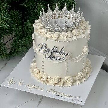 Üfleyince Etrafa Sim Saçılan Bej Renkli Taçlı Pasta