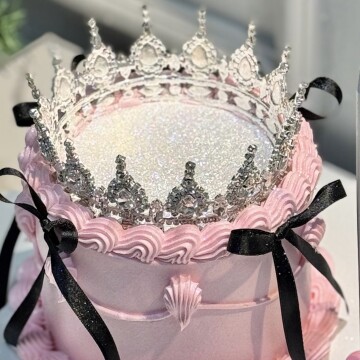 Üfleyince Etrafa Sim Saçılan Kurdeleli Pembe Taçlı Pasta (Simli Pasta Üfleme)