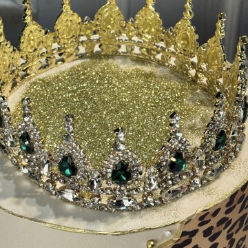 Üfleyince Etrafa Sim Saçılan Leoparlı Taçlı Pasta (Simli Pasta Üfleme)