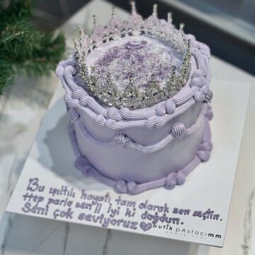 Üfleyince Etrafa Sim Saçılan Lila Taçlı Pasta (Simli Pasta Üfleme)