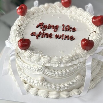 Vintage Dizayn Kirazlı Kurdeleli Beyaz Pasta