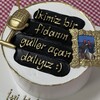 Mikrofon Detaylı Siyah Şeritli Gold Yazılı Pasta
